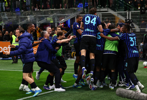 שחקני אינטר חוגגים מול קומו (צילום: GettyImages)