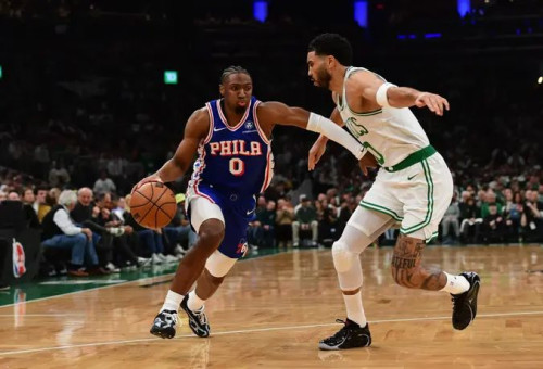 פילי לא מרימה ידיים. מקסי מול טייטום (צילום: רויטרס)