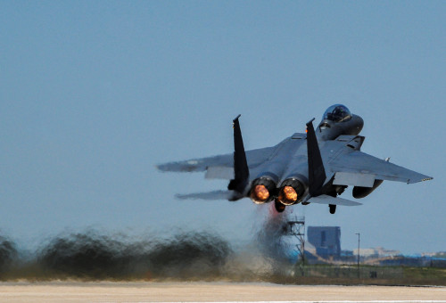 מטוס קרב F-15K של דרום קוריאה (צילום: Courtesy Colville McFee/U.S. Air Force/Handout via REUTERS)