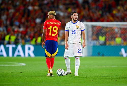 ריאן שרקי במדי נבחרת צרפת מול לאמין ימאל במדי נבחרת ספרד (צילום: Baptiste Fernandez)