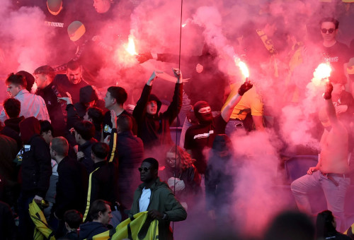 אבוקות ביציע של אוהדי נאנט (צילום: GettyImages, FRANCK FIFE/AFP)