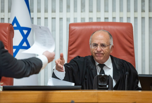 השופט נעם סולברג בדיון על ועדת חקירה לטבח ה-7 באוקטובר (צילום: יונתן זינדל פלאש 90)
