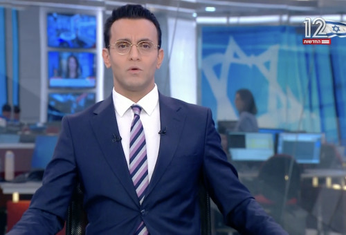עופר חדד מגיש את המהדורה המרכזית (צילום: צילום מסך ערוץ 12)