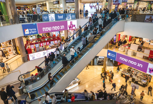 מבלים בקניון (צילום: נועם ריבקין)