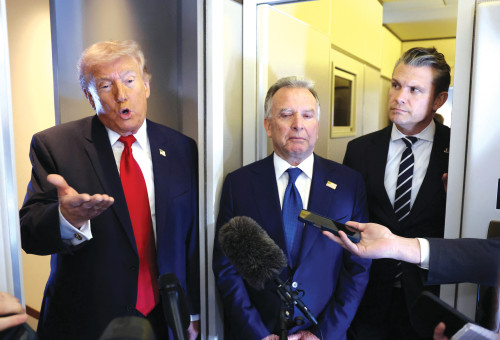 פיט הגסת' סטיב ויטקוף ודונלד טראמפ - מרץ 2026  (צילום: רויטרס)