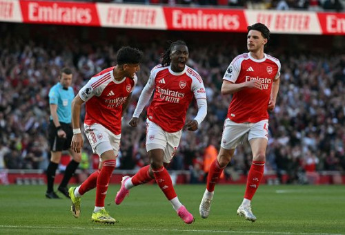 אברצ'י אזה חוגג (צילום: GLYN KIRK)