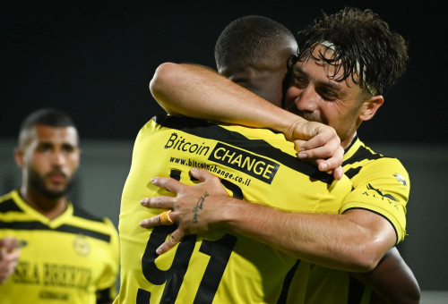 עוז בילו שחקן מכבי נתניה חוגג שער עם הרי טבארש (צילום: ברני ארדוב)