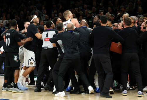 תגרה בסיום המשחק בין דנבר למינסוטה (צילום: GettyImages)