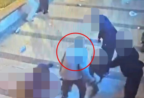 הנער שניסה להיאבק בנערים שתקפו את ימנו זלקה ז"ל (צילום: צילום מסך,מצלמות אבטחה)