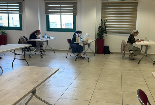 הנשים במהלך הבחינה (צילום: יחצ עתים)