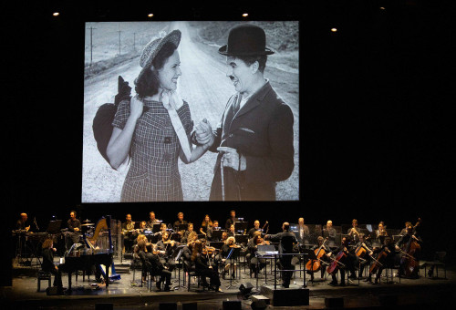 הקרנת הסרט "זמנים מודרניים" בליווי תזמורת המהפכה (צילום: משה צ'יטיאת)