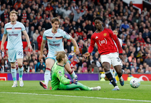 שחקן מנצ'סטר יונייטד קובי מאינו מול שוער ברנטפורד קוויבין קלהר (צילום: רויטרס)