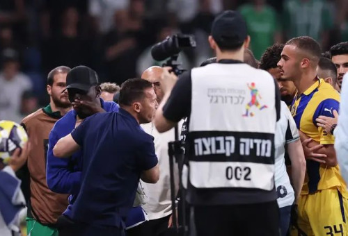 אבו פרחי בעימות עם חזיזה וסק (צילום: מאור אלקסלסי)