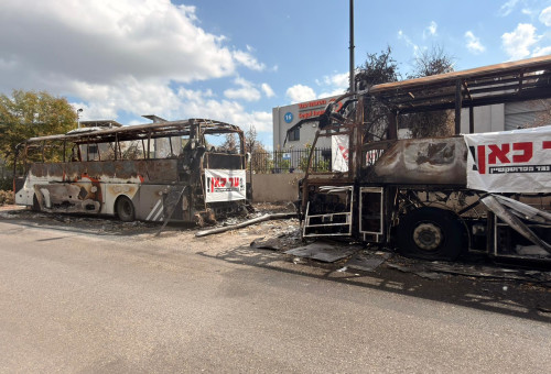 אוטובוסים שרופים מפרוטקשן (צילום: בתיה גלעדי)