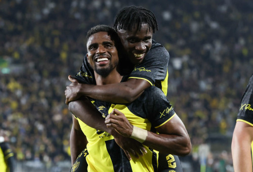 בריאן קרבאלי שחקן בית"ר ירושלים חוגג שער, מאחוריו נאנה אנטווי (צילום: דני מרון)