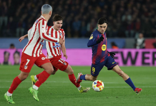פדרי שחקן ברצלונה מול חוליאן אלברס שחקן אתלטיקו מדריד (צילום: אימג'בנק  GettyImages, LLUIS GENE/AFP)