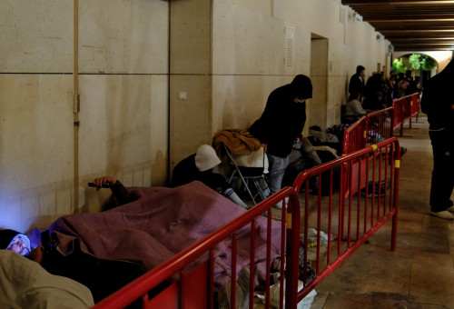 מהגרים ממתינים לקבל מסמכי שהייה בספרד  (צילום: רויטרס)