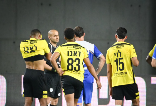 שחקני מכבי נתניה (צילום: ברני ארדוב)