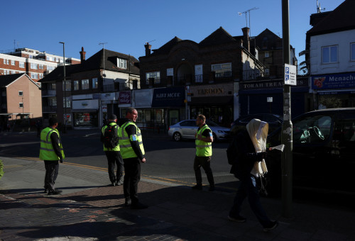 שוטרים בשכונת גולדרס גרין בלונדון (צילום: REUTERS/Hannah McKay)