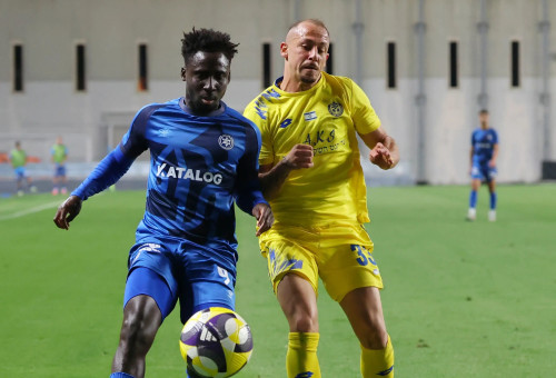 אורי צעדון שחקן מכבי הרצליה מול סמואל אווסו שחקן מכבי פתח תקוה (צילום: אודי ציטיאט)