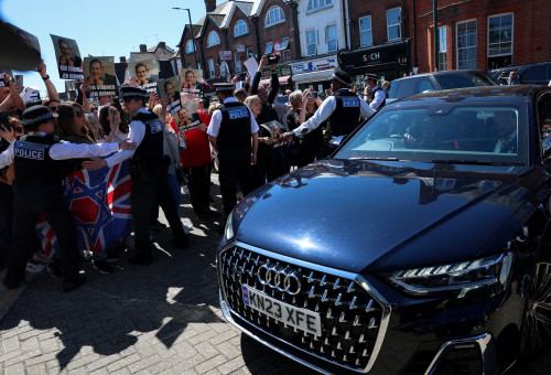 עשרות מהקהילה היהודית זועמים על קיר סטארמר לאחר הפיגוע בלונדון (צילום: REUTERS/Hannah McKay)