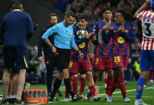 שחקני ברצלונה מוחים לשופט (צילום: Gettyimages)
