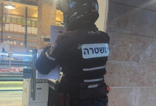 צו סגירה (צילום: דוברות המשטרה)