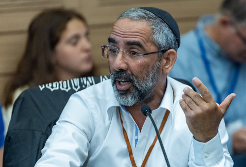 רפי קדושים. סערה בכנסת (צילום: יונתן סינדל, פלאש 90)