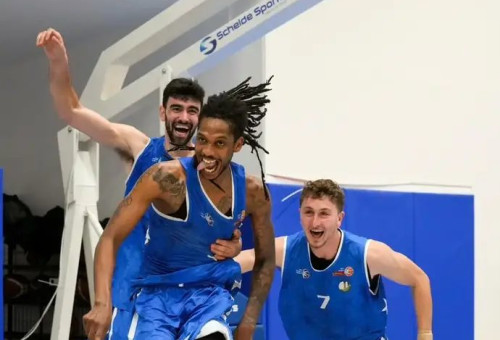 וינס קול אחרי סל הניצחון (צילום: אתר רשמי, טים נודלמן, מנהלת ליגה לאומית Winner)