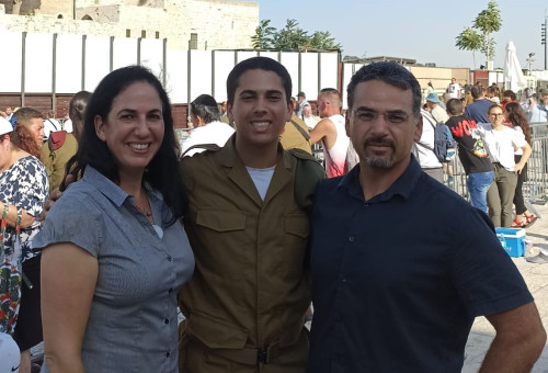 רותם ז"ל עם הוריו ליאת ואיל (צילום: באדיבות המשפחה)