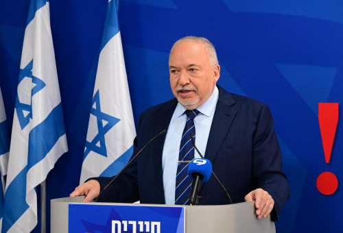 אביגדור ליברמן במסיבת העיתונאים (צילום: אבשלום ששוני)