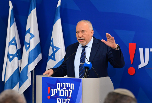 אביגדור ליברמן במסיבת העיתונאים (צילום: אבשלום ששוני)