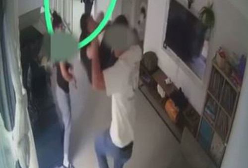 מדריך מטיח ילד לרצפה במעון ילדים בצו שיפוטי (צילום: מצלמת אבטחה)