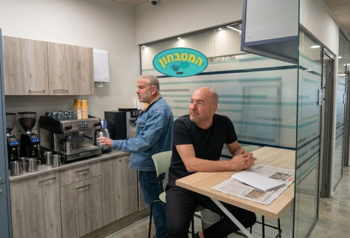 ינון מגל, אייל ברקוביץ' במטבחון של 103FM (צילום: 103FM)