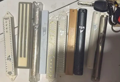 המזוזות שנתפסו ברשות השב"ח (צילום: דוברות המשטרה)
