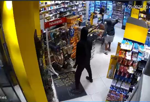 קטינים תקפו עובד "גוד פארם" בת"א ונעצרו (צילום: צילום מסך מצלמות אבטחה)