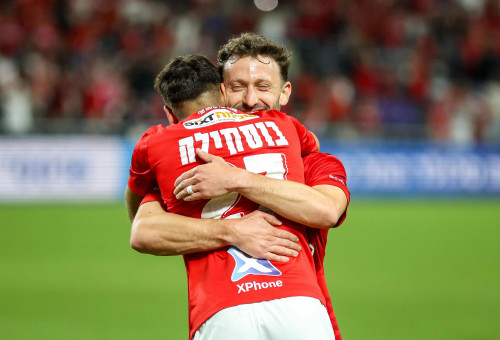 עומרי אלטמן ומור בוסקילה שחקני הפועל תל אביב חוגגים מול הפועל פתח תקוה (צילום: קובי אליהו)