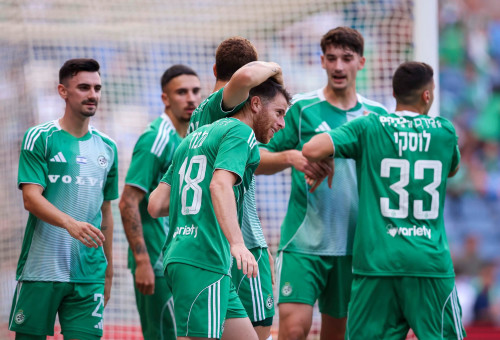 שחקני מכבי חיפה חוגגים עם גיא מלמד (צילום: מאור אלקסלסי)