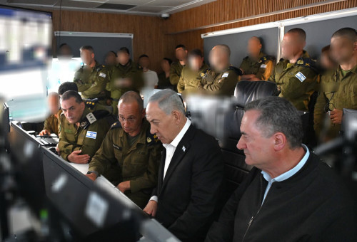 בנימין נתניהו וישראל כ"ץ בבור הפיקוד של חיל הים בקריה (צילום: חיים צח, לע"מ)