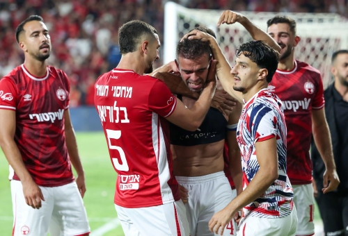 שחקני הפועל באר שבע חוגגים עם מיגל ויטור (צילום: דני מרון)