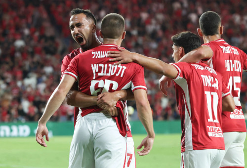 אליאל פרץ ושחקני הפועל באר שבע חוגגים (צילום: דני מרון)