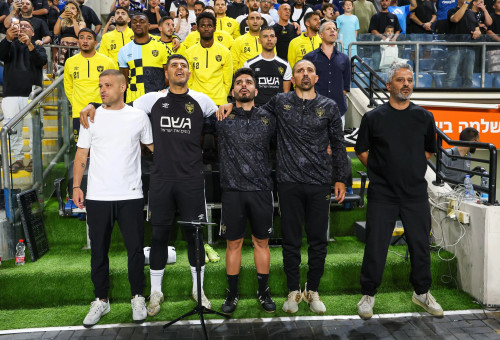 ברק יצחקי מאמן בית"ר ירושלים עם הצוות שלו (צילום: קובי אליהו)