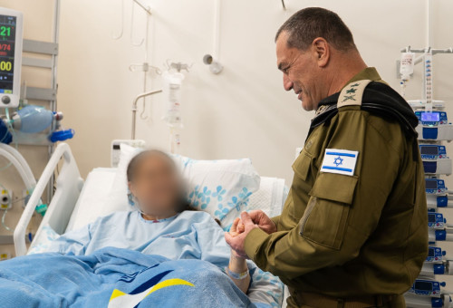 הרמטכ"ל אייל זמיר בביקור פצועים בבית החולים רמב"ם (צילום: דובר צה"ל)