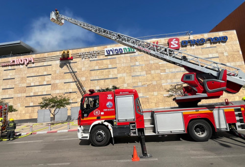 תיעוד מהשריפה בהרצליה (צילום: דוברות כבאות והצלה)