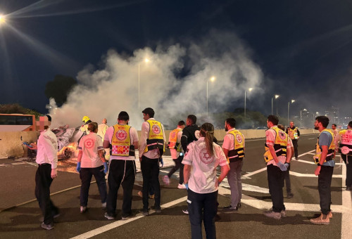 הזירה בכביש 2 שבה התפוצץ רכב (צילום: תיעוד מבצעי מד"א)