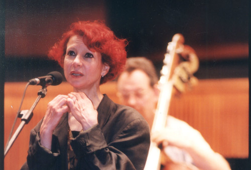 אסתר עופרים בהופעה בהיכל התרבות, 1999 (צילום: אלי דסה)
