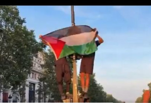 דגל פלסטין בחגיגות הזכייה בליגת האלופות של אוהדי פ.ס.ז' (צילום: צילום מסך מדף ה-x)