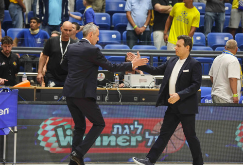 עודד קטש עם דימיטריס איטודיס, מכבי תל אביב נגד הפועל תל אביב (צילום: לירון מולדובן)