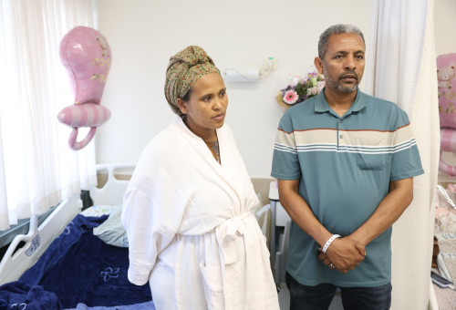 באנצ'י קסאו והתינוקת צנאת משתחררות הביתה (צילום: דוד כהן)