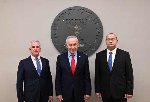 רומן גופמן, בנימין נתניהו ודדי ברנע בטקס חילופי ראש המוסד (צילום: תקשורת המוסד)